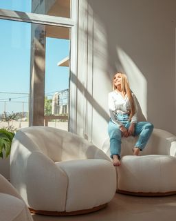 Carla Diaz feet photo thumbnail