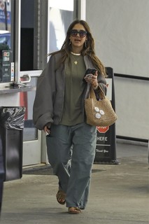Jessica Alba feet photo thumbnail