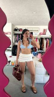 Natalie Noel Mariduena feet photo thumbnail