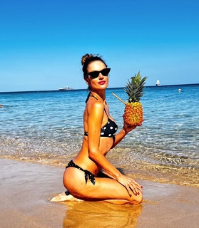 Alessandra Ambrosio feet photo thumbnail