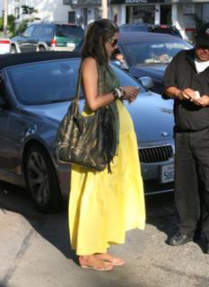 Alessandra Ambrosio feet photo thumbnail