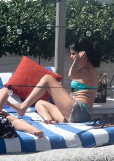 Selena Gomez feet photo thumbnail