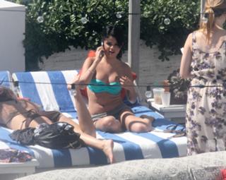 Selena Gomez feet photo thumbnail