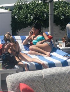 Selena Gomez feet photo thumbnail