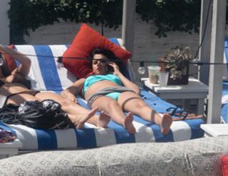 Selena Gomez feet photo thumbnail