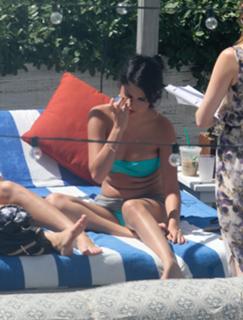 Selena Gomez feet photo thumbnail