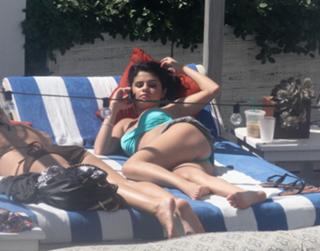 Selena Gomez feet photo thumbnail