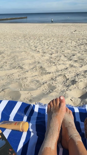 Anna Popek feet photo thumbnail