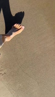 Anna Popek feet photo thumbnail