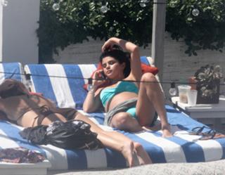 Selena Gomez feet photo thumbnail