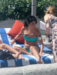 Selena Gomez feet photo thumbnail