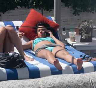 Selena Gomez feet photo thumbnail