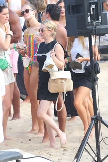Emma Roberts feet photo thumbnail