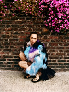 Cara Delevingne feet photo thumbnail