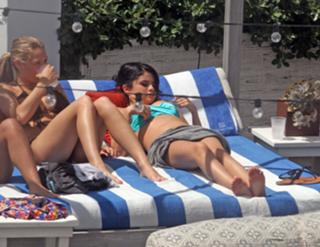 Selena Gomez feet photo thumbnail