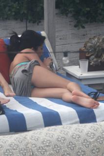 Selena Gomez feet photo thumbnail