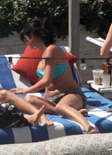 Selena Gomez feet photo thumbnail