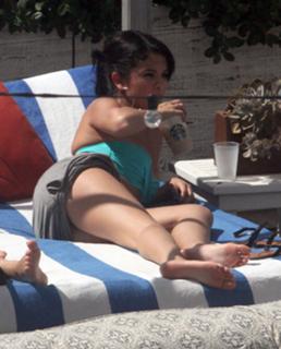 Selena Gomez feet photo thumbnail
