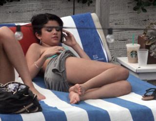 Selena Gomez feet photo thumbnail