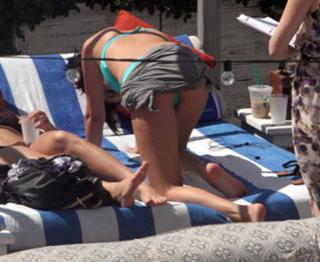 Selena Gomez feet photo thumbnail