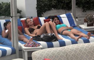 Selena Gomez feet photo thumbnail