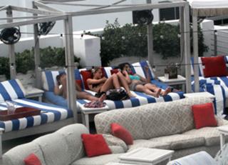 Selena Gomez feet photo thumbnail
