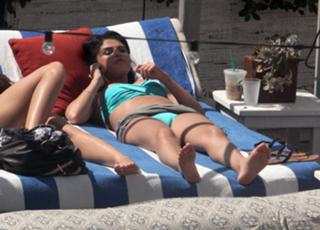 Selena Gomez feet photo thumbnail