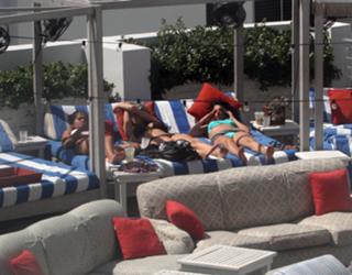 Selena Gomez feet photo thumbnail