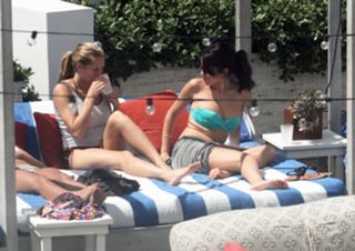 Selena Gomez feet photo thumbnail