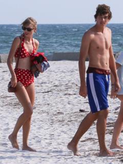Taylor Swift feet photo thumbnail