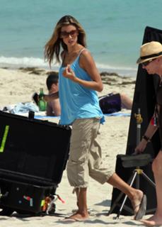 Alessandra Ambrosio feet photo thumbnail