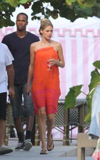 Doutzen Kroes feet photo thumbnail