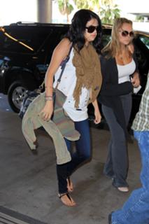 Selena Gomez feet photo thumbnail
