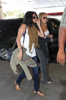 Selena Gomez feet photo thumbnail