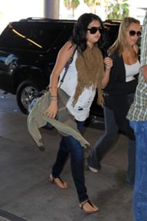 Selena Gomez feet photo thumbnail