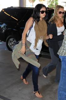 Selena Gomez feet photo thumbnail