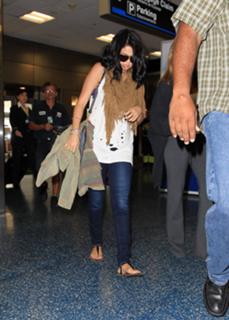 Selena Gomez feet photo thumbnail