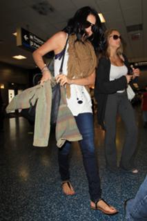 Selena Gomez feet photo thumbnail