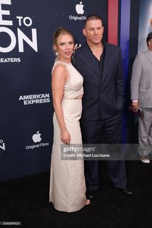Scarlett Johansson feet photo thumbnail