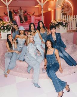 Khloé Kardashian feet photo thumbnail