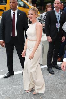 Scarlett Johansson feet photo thumbnail