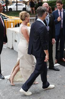 Scarlett Johansson feet photo thumbnail