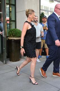 Scarlett Johansson feet photo thumbnail