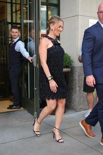Scarlett Johansson feet photo thumbnail