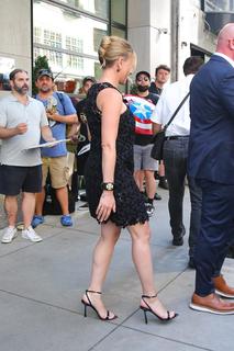 Scarlett Johansson feet photo thumbnail