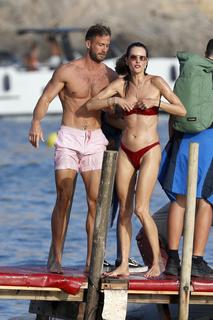 Alessandra Ambrosio feet photo thumbnail