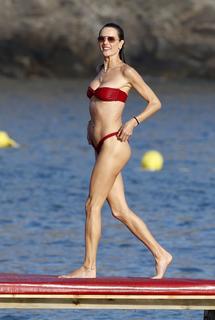 Alessandra Ambrosio feet photo thumbnail