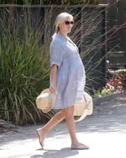 Reese Witherspoon feet photo thumbnail