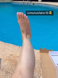 Daniela Katzenberger feet photo thumbnail