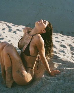 Kylie Jenner feet photo thumbnail